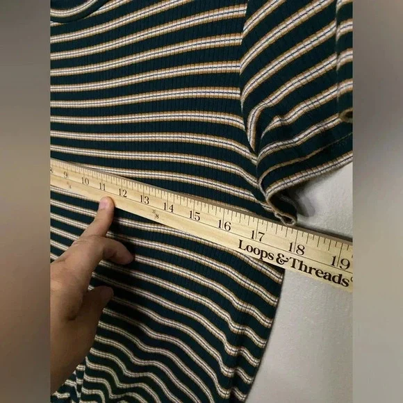 American Eagle women’s MED short sleeve cropped tee tie front green & mustard - Picture 5 of 7